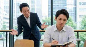 マウントを取る上司に疲れた！賢くかわせる3つの対処法と退職の不安を消す制度