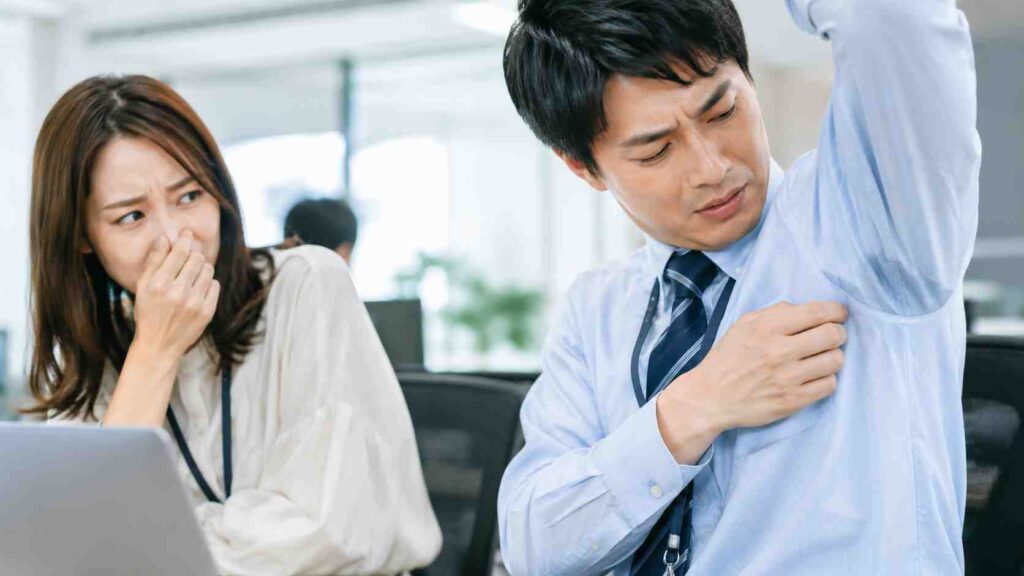 体臭はスメハラになる？ワキガや加齢臭の指摘が難しい理由と職場の対処法