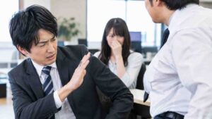 職場のスメハラ・体臭対策｜会社に対応を求める法的根拠と席替えの要請法